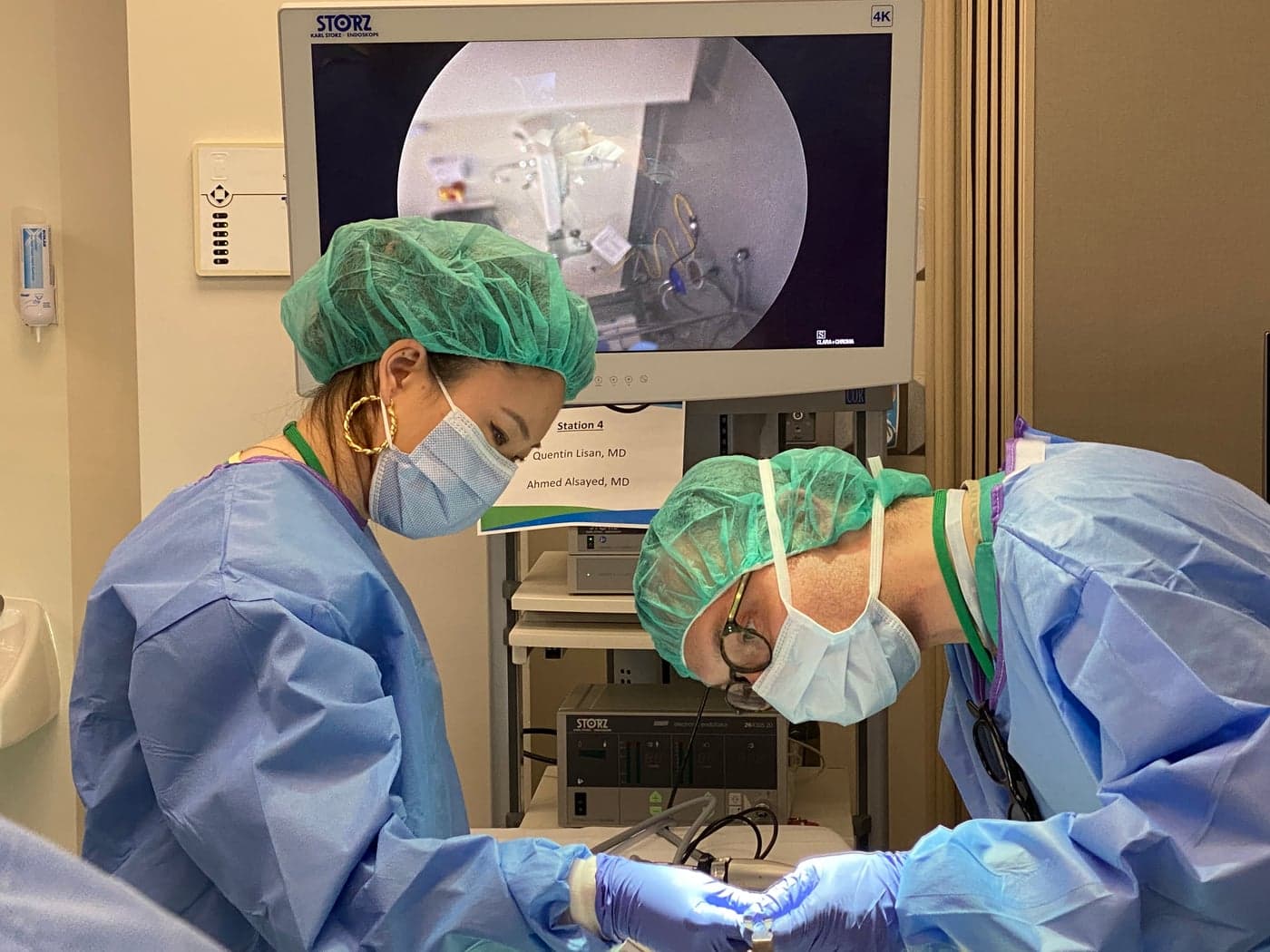Le Dr Quentin Lisan en salle d'opération, avec un écran d'endoscopie 4K en arrière-plan.